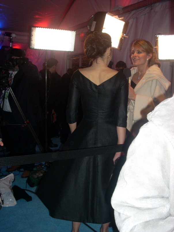 Marisa Tomei chatting with Maria Menounos